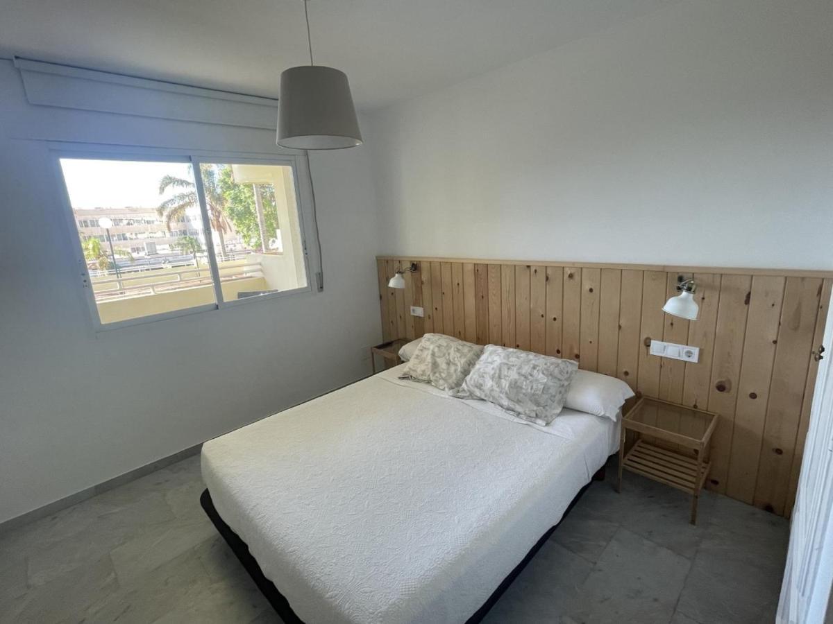 Apartamento En La Carihuela Con Piscina Y Parking, Al Lado De La Playa Daire Torremolinos Dış mekan fotoğraf