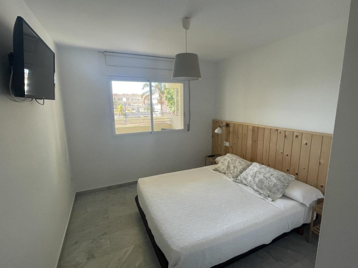 Apartamento En La Carihuela Con Piscina Y Parking, Al Lado De La Playa Daire Torremolinos Dış mekan fotoğraf