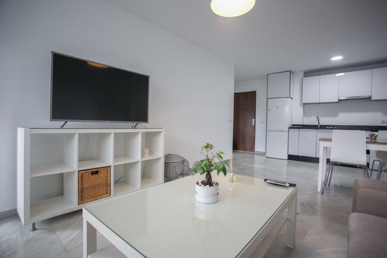Apartamento En La Carihuela Con Piscina Y Parking, Al Lado De La Playa Daire Torremolinos Dış mekan fotoğraf
