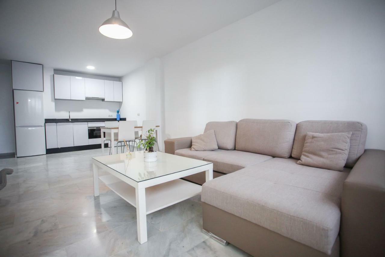 Apartamento En La Carihuela Con Piscina Y Parking, Al Lado De La Playa Daire Torremolinos Dış mekan fotoğraf